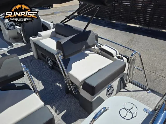 Slide: The Image of Avalon 25' CATALINA PLATINUM QUAD LOUNGER SHIFT 2025 - 12