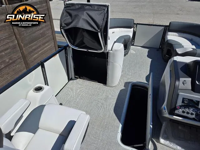 Slide: The Image of Avalon 25' CATALINA PLATINUM QUAD LOUNGER SHIFT 2025 - 13