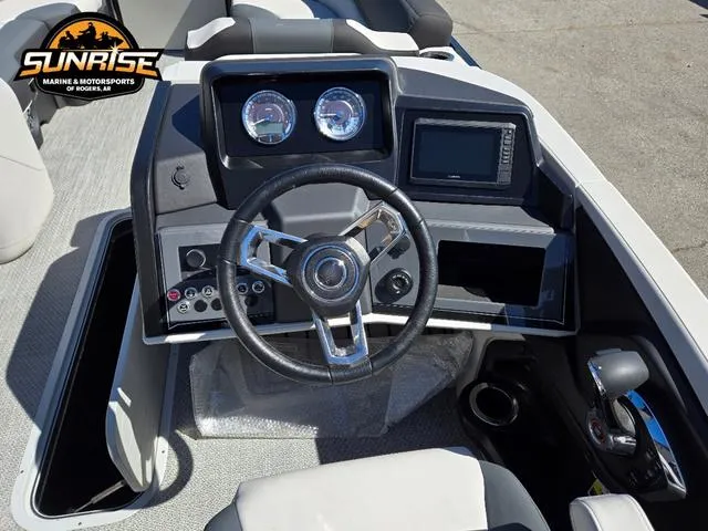 Slide: The Image of Avalon 25' CATALINA PLATINUM QUAD LOUNGER SHIFT 2025 - 15