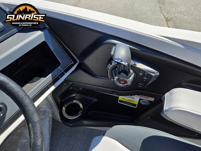 Slide: The Image of Avalon 25' CATALINA PLATINUM QUAD LOUNGER SHIFT 2025 - 16