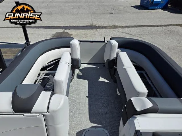 Slide: The Image of Avalon 25' CATALINA PLATINUM QUAD LOUNGER SHIFT 2025 - 18