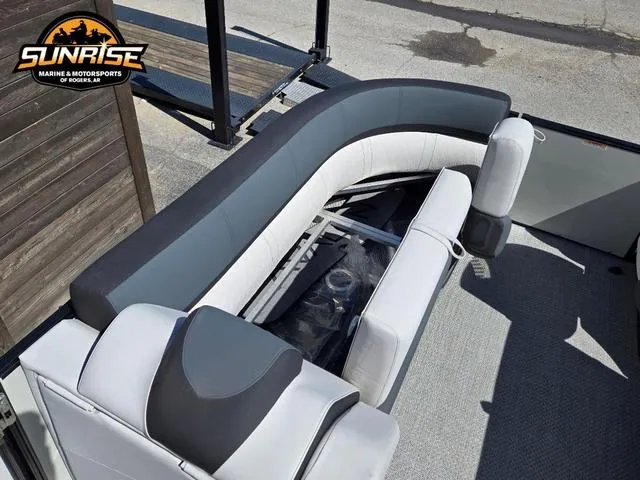 Slide: The Image of Avalon 25' CATALINA PLATINUM QUAD LOUNGER SHIFT 2025 - 19