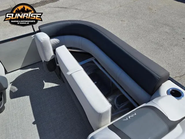 Slide: The Image of Avalon 25' CATALINA PLATINUM QUAD LOUNGER SHIFT 2025 - 20