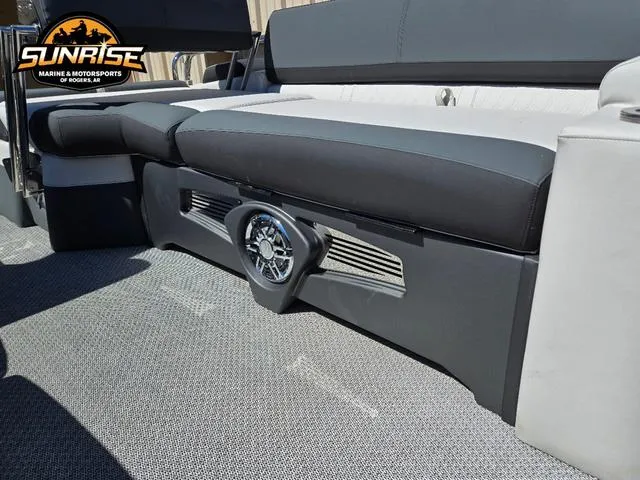 Slide: The Image of Avalon 25' CATALINA PLATINUM QUAD LOUNGER SHIFT 2025 - 21