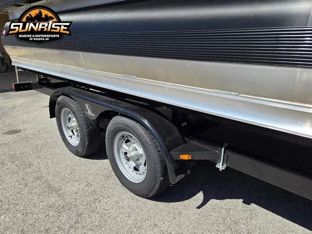 Slide: The Image of Avalon 25' CATALINA PLATINUM QUAD LOUNGER SHIFT 2025 - 23