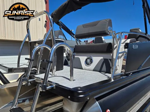 Slide: The Image of Avalon 25' CATALINA PLATINUM QUAD LOUNGER SHIFT 2025 - 25