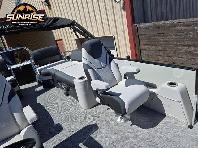 Slide: The Image of Avalon 25' CATALINA PLATINUM QUAD LOUNGER SHIFT 2025 - 8