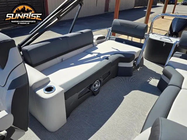 Slide: The Image of Avalon 25' CATALINA PLATINUM QUAD LOUNGER SHIFT 2025 - 9