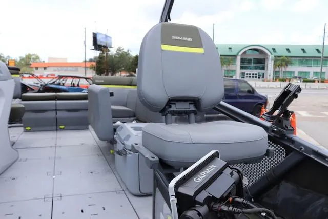 Slide: The Image of Sea-Doo Switch™ Fish 18 - 170 Hp Galvanized 2025 - 12