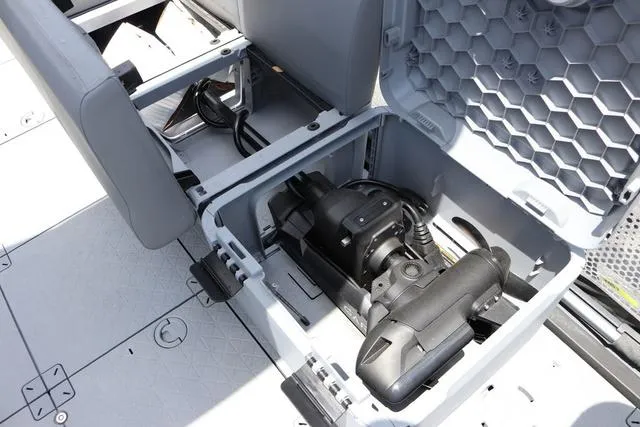 Slide: The Image of Sea-Doo Switch™ Fish 18 - 170 Hp Galvanized 2025 - 16