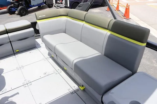 Slide: The Image of Sea-Doo Switch™ Fish 18 - 170 Hp Galvanized 2025 - 18