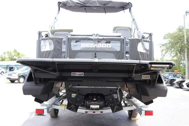 Slide: The Image of Sea-Doo Switch™ Fish 18 - 170 Hp Galvanized 2025 - 5