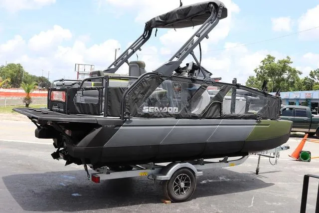 Slide: The Image of Sea-Doo Switch™ Fish 18 - 170 Hp Galvanized 2025 - 6