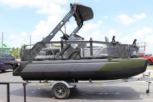 Slide: The Image of Sea-Doo Switch™ Fish 18 - 170 Hp Galvanized 2025 - 8