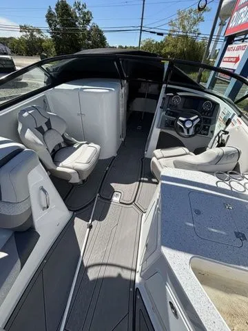 Slide: The Image of Hurricane SunDeck 2690 OB 2025 - 7