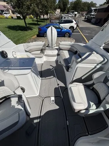 Slide: The Image of Hurricane SunDeck 2690 OB 2025 - 8