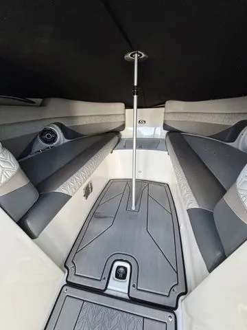 Slide: The Image of Hurricane SunDeck 2690 OB 2025 - 9