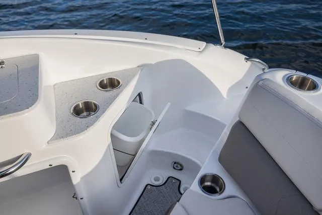 Slide: The Image of Hurricane SunDeck 2400 OB 2025 - 10