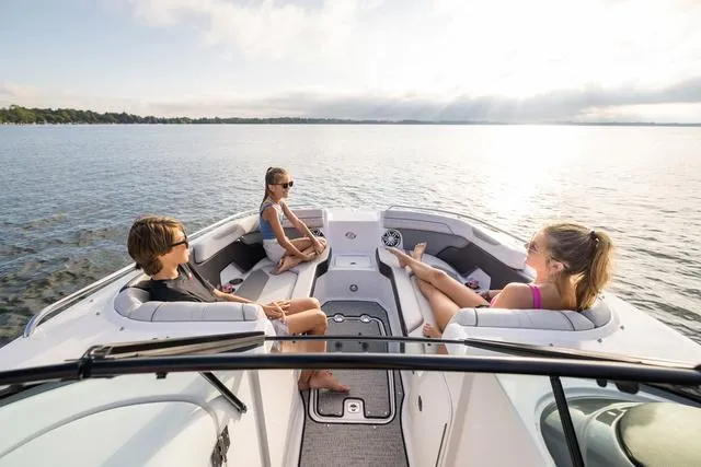 Slide: The Image of Hurricane SunDeck 2400 OB 2025 - 9