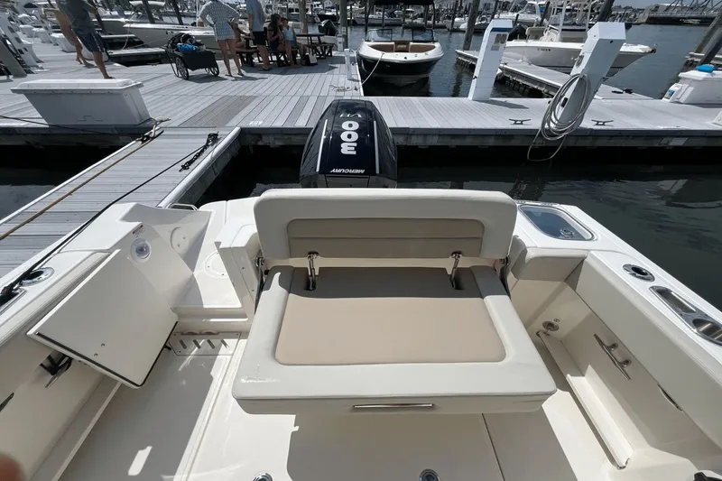 Slide: The Image of Boston Whaler 240 Vantage 2026 - 4