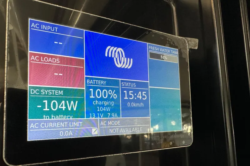 Slide: The Image of Display screen on 2021 Jeanneau NC 895 showing battery and water tank status. - 34