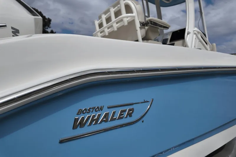 Slide: The Image of Boston Whaler 220 Dauntless 2025 - 4