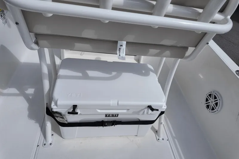 Slide: The Image of Boston Whaler 220 Dauntless 2025 - 11