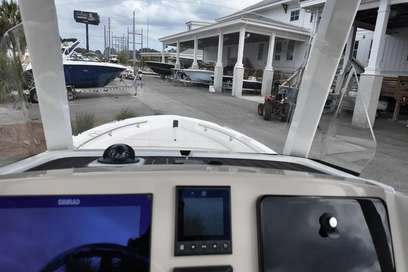 Slide: The Image of Boston Whaler 220 Dauntless 2025 - 18