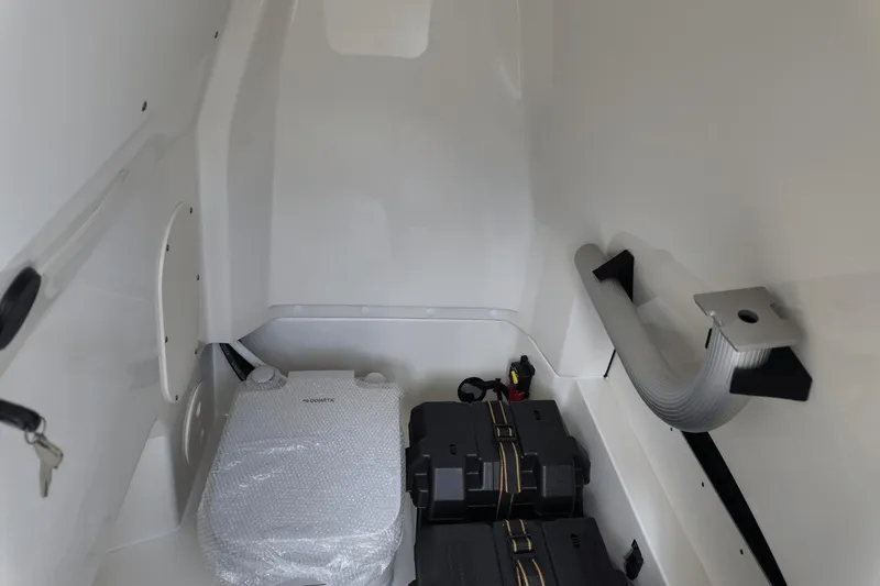 Slide: The Image of Boston Whaler 220 Dauntless 2025 - 21