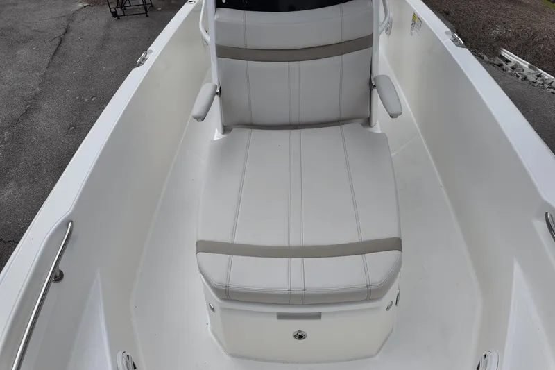 Slide: The Image of Boston Whaler 220 Dauntless 2025 - 24