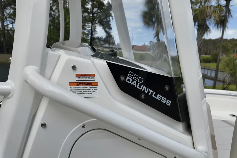 Slide: The Image of Boston Whaler 220 Dauntless 2025 - 20