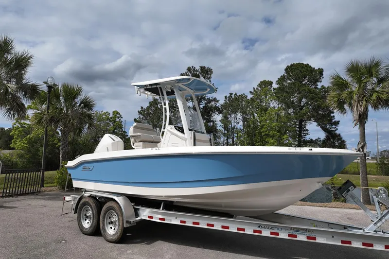 Slide: The Image of Boston Whaler 220 Dauntless 2025 - 3