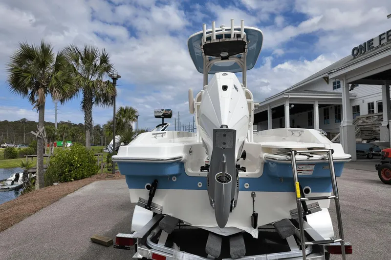 Slide: The Image of Boston Whaler 220 Dauntless 2025 - 6