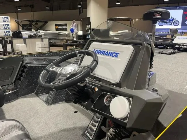 Slide: The Image of 2020 Ranger Z520L boat dashboard with Lowrance electronics display. - 4