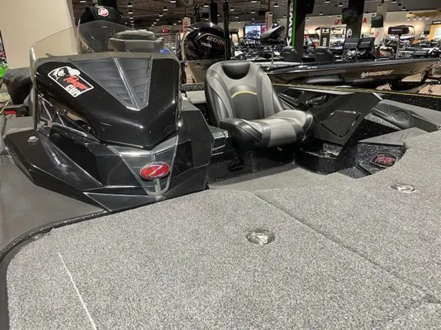Slide: The Image of 2020 Ranger Z520L RANGER CUP EQUIPPED boat interior with seating and dashboard. - 5
