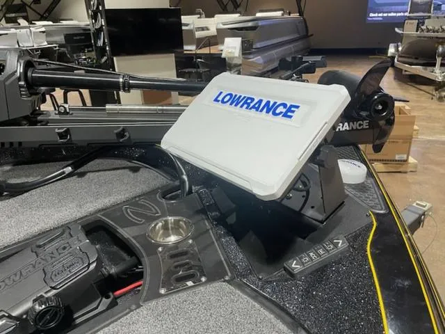 Slide: The Image of 2020 Ranger Z520L boat with Lowrance fishfinder and advanced navigation equipment. - 9