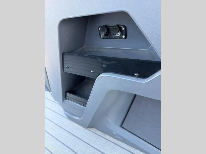 Slide: The Image of Manitou Pontoon 24 MAX SWTCHBK I/O 2024 - 20