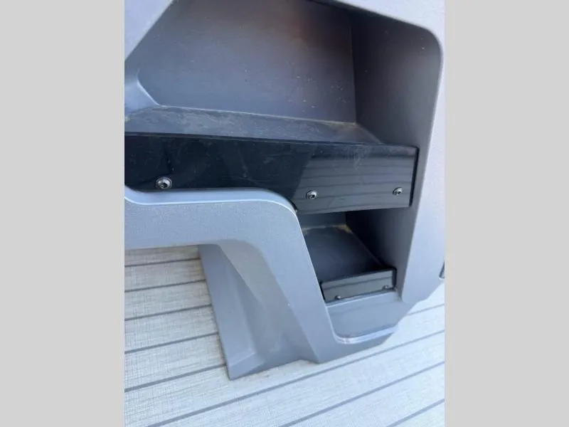 Slide: The Image of Manitou Pontoon 24 MAX SWTCHBK I/O 2024 - 19