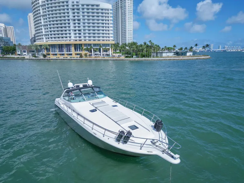 Slide: The Image of Sea Ray 500 Sundancer 1994 yacht on water near city skyline. - 3
