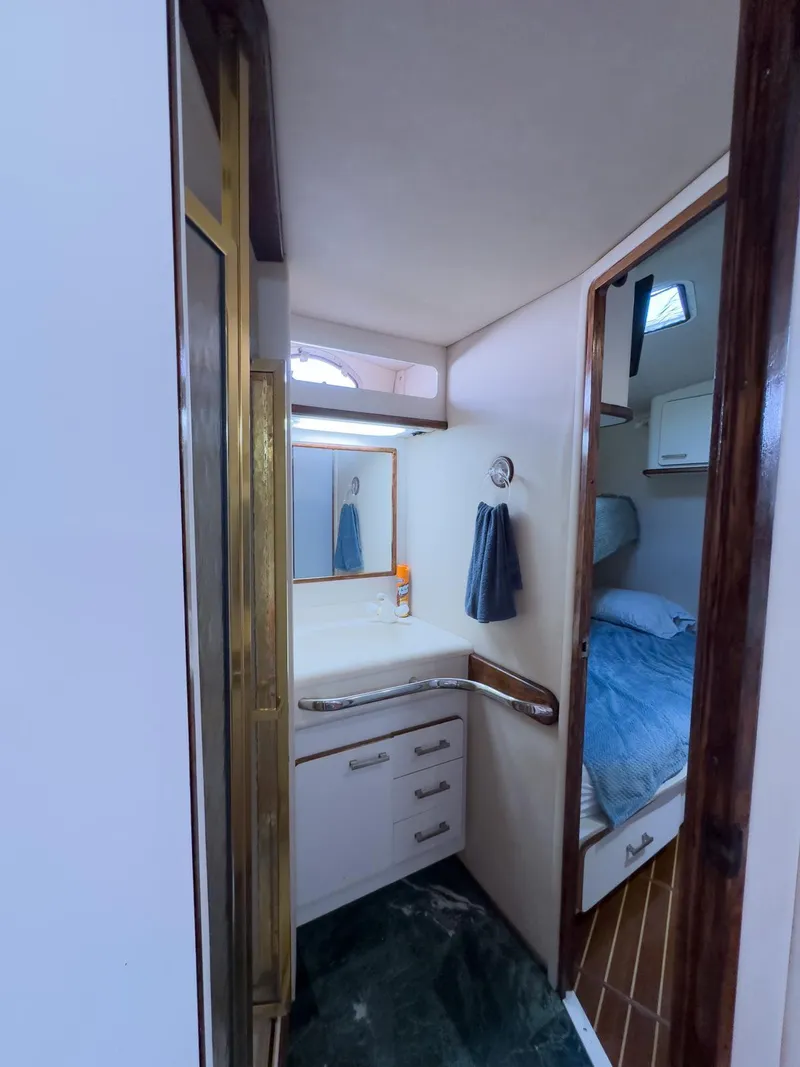 Slide: The Image of 1994 Sea Ray 500 Sundancer interior with bathroom and bedroom view. - 31