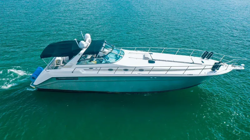 Slide: The Image of 1994 Sea Ray 500 Sundancer yacht cruising on clear blue water. - 4