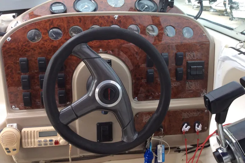 Slide: The Image of Steering wheel and dashboard of a 2000 Maxum 2800 SCR boat. - 10