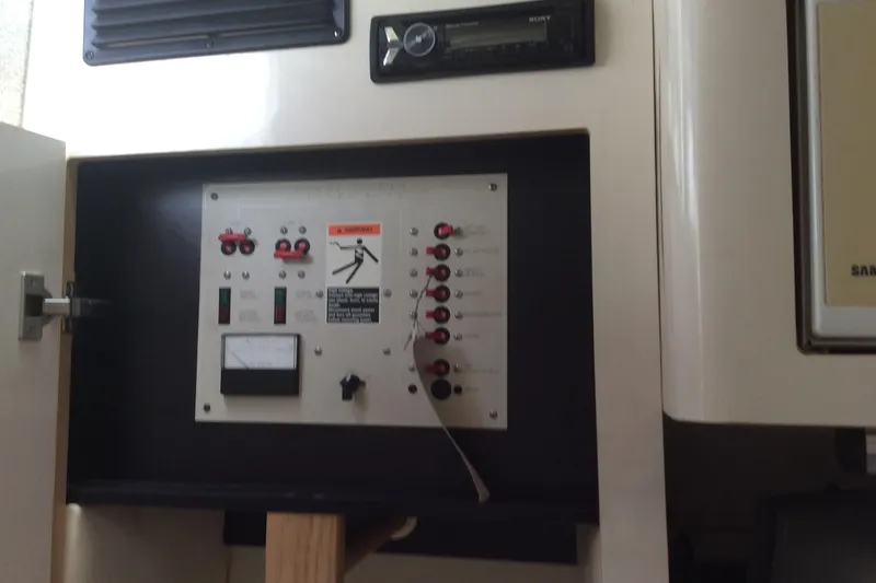 Slide: The Image of Electrical control panel inside a 2000 Maxum 2800 SCR boat. - 24