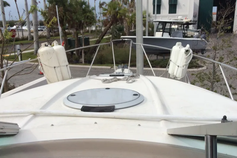 Slide: The Image of Bow view of a 2000 Maxum 2800 SCR boat with deck hatch and railing. - 5