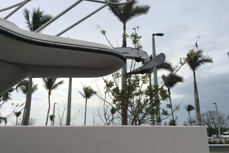 Slide: The Image of Maxum 2800 SCR boat anchor with palm trees in the background, 2000 model. - 6
