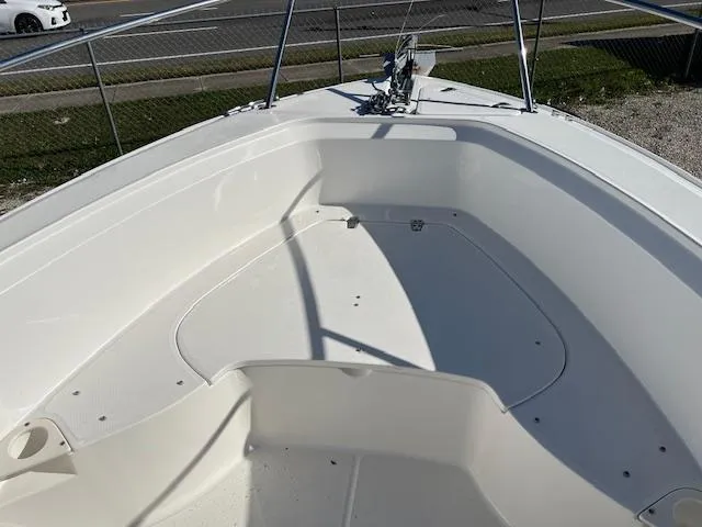 Slide: The Image of 2004 Boston Whaler 240 Outrage boat deck, spacious and clean design. - 10