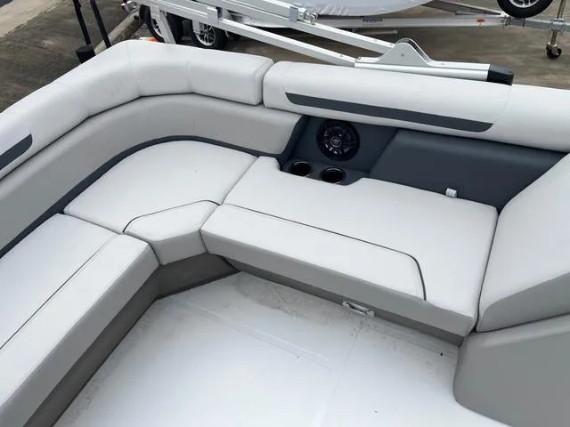 Slide: The Image of Hurricane FunDeck 2260 REF 2025 - 8