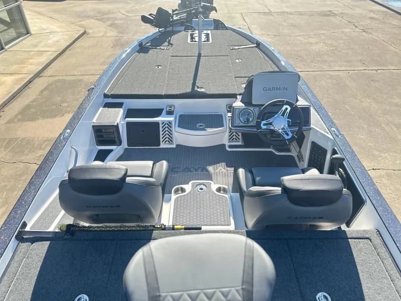 Slide: The Image of 2025 Caymas CX 20 PRO boat interior with Garmin navigation system and dual seating. - 4