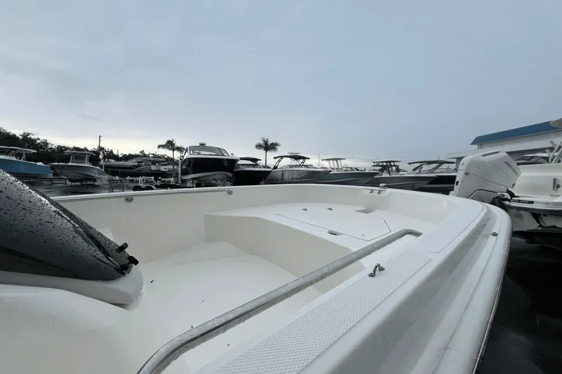 Slide: The Image of Boston Whaler 160 Super Sport 2025 - 12