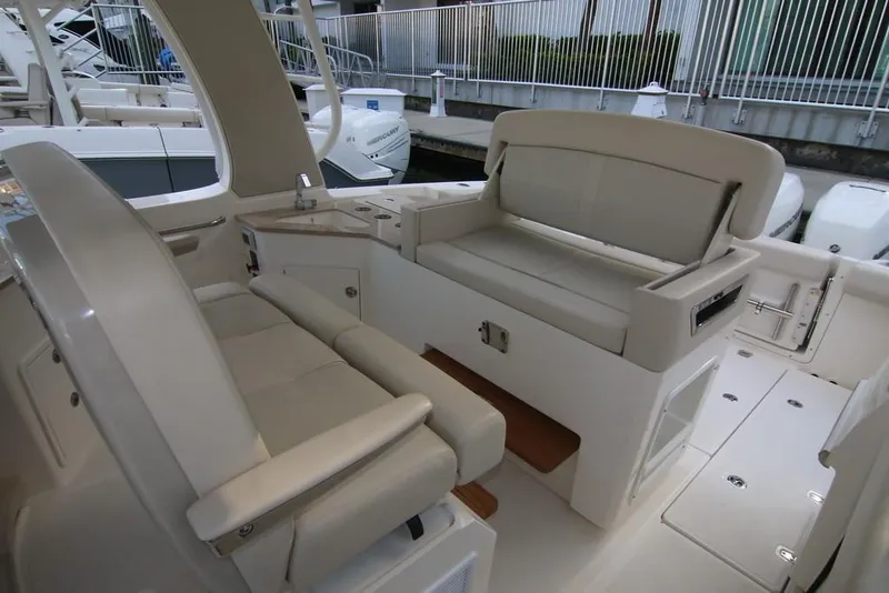 Slide: The Image of 2023-Boston-Whaler-350-Realm-MarineMax - 10